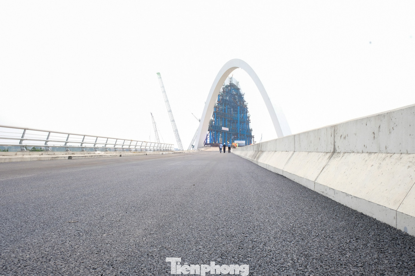 Mặt thảm cầu đã được trải hoàn thiện.