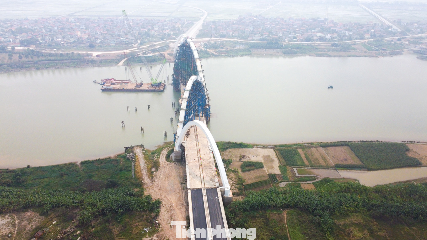 Hiện tại đây là cây cầu kết cấu nhịp vòm thép cao nhất Việt Nam với chiều cao 67m (từ mặt cầu lên đỉnh vòm).