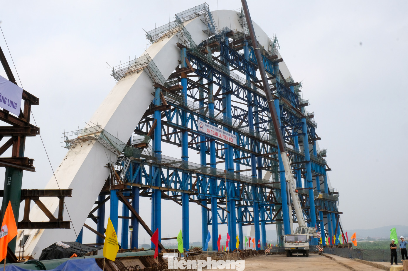 Kết cấu nhịp vòm thép của cây cầu rất cao (từ mặt nước lên tới đỉnh vòm khoảng 87m), diện tích mặt cầu cũng bị hạn chế vì vậy việc cẩu các thiết bị lên cầu để thi công gặp nhiều khó khăn, anh Tuấn chia sẻ.