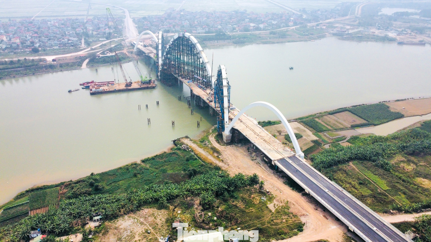 Công trường xây dựng cầu Phật Tích - Đại Đồng Thành (cầu Phật Tích) bắc qua sông Đuống thuộc địa phận xã Cảnh Hưng, huyện Tiên Du tới xã Đại Đồng Thành, huyện Thuận Thành (Bắc Ninh) có tổng chiều dài hơn 1,5 km, trong đó phần cầu chính dài 1,2 km.