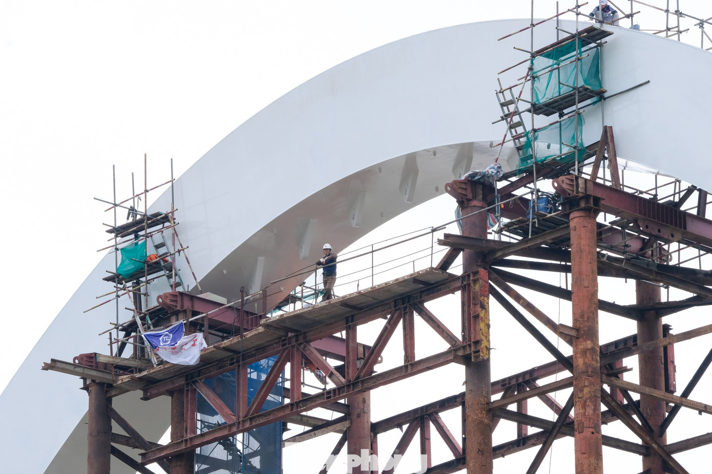 Đến thời điểm hiện tại, hạng mục kết cấu chính của cây cầu đã cơ bản hoàn thành, hiện tại công nhân đang gấp rút thi công lắp đặt hoàn thiện nhịp vòm thép cuối cùng trên cầu.