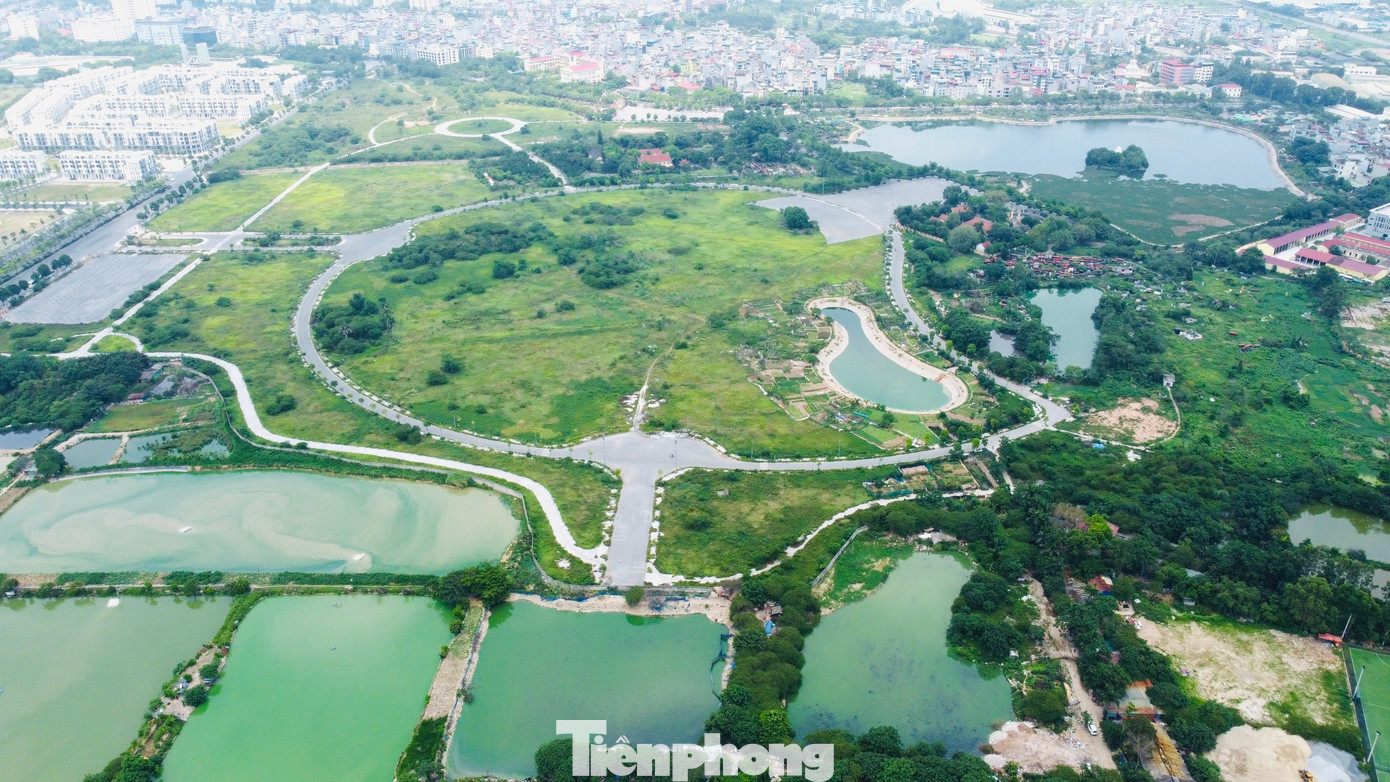 Dự án công viên Chu Văn An thuộc địa giới hành chính xã Thanh Liệt, huyện Thanh Trì (Hà Nội) sau khi được điều chỉnh quy hoạch năm 2016 có tổng diện tích từ 100ha xuống còn gần 55ha.