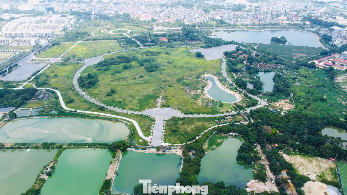 Dự án công viên Chu Văn An được kỳ vọng trở thành “lá phổi xanh” mang lại bầu không khí trong lành cho cư dân khu vực Tây Nam, Hà Nội. Tuy nhiên sau 8 năm được công bố quy hoạch, công viên Chu Văn An vẫn chỉ là một bãi cỏ rộng lớn, ngổn ngang...