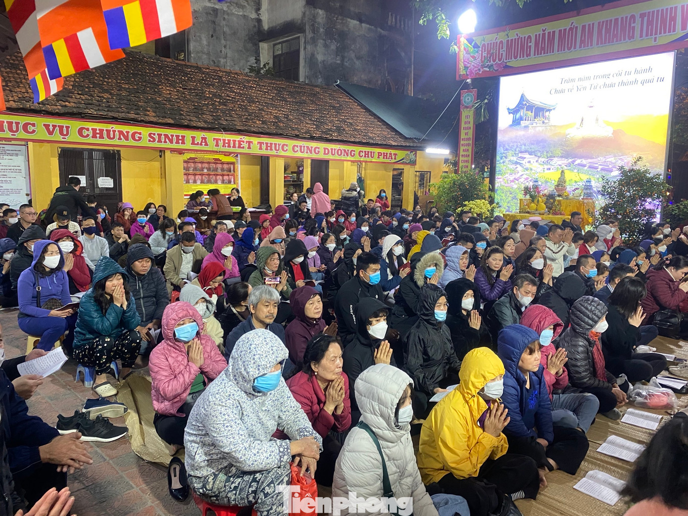 Đúng 19h ngày 2/2 (tức 12 tháng Giêng âm lịch), tại sân chùa Phúc Khánh (quận Đống Đa, TP Hà Nội) đã chật kín người đến làm lễ dâng sao giải hạn đầu năm.