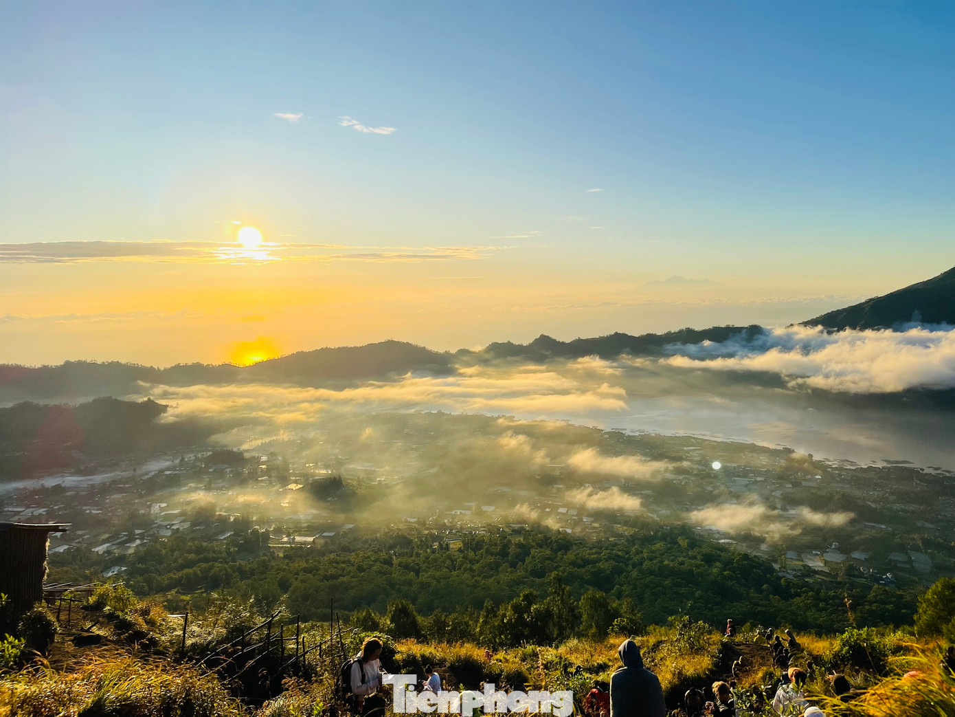 Núi lửa Batur đã ngủ yên lâu năm, tuy nhiên không có gì bảo đảm ngọn núi lửa này sẽ không thức dậy nữa bởi chung quanh khu vực núi Batur vẫn có khói bốc lên. Nơi đây hấp dẫn nhiều vận động viên leo núi hay khách du lịch. Họ sẵn sàng vượt qua những con dốc dựng đứng để ngắm bình minh trên đỉnh núi, chứng kiến khoảnh khắc hòn đảo Bali trong ánh nắng rạng rỡ.