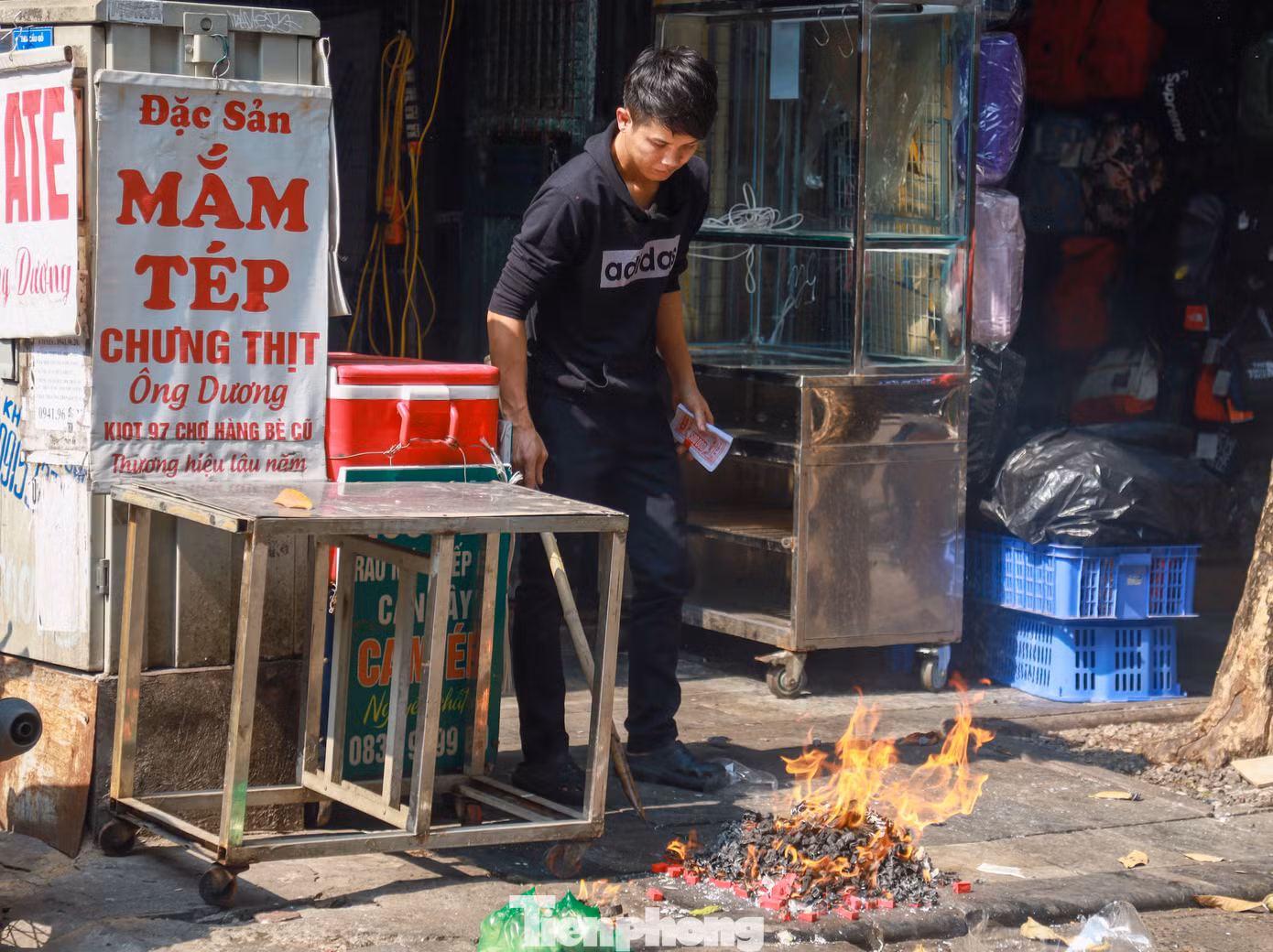 Năm nay ngay từ sáng sớm 22 tháng Chạp, trên nhiều tuyến phố Thủ đô đã "đỏ lửa" tiễn ông Công ông Táo chầu trời.