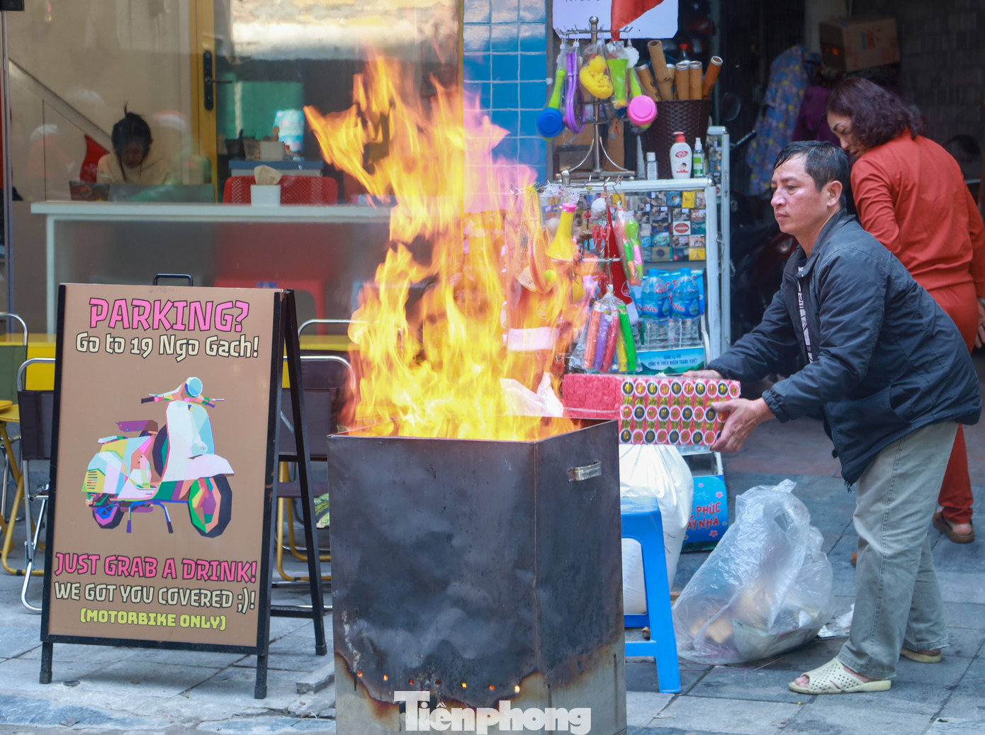 Hằng năm, vào ngày 23 tháng Chạp (âm lịch) người dân lại làm cơm cúng ông Táo. Sau khi làm lễ xong người dân hóa vàng mã và mang cá chép ra sông, hồ thả.