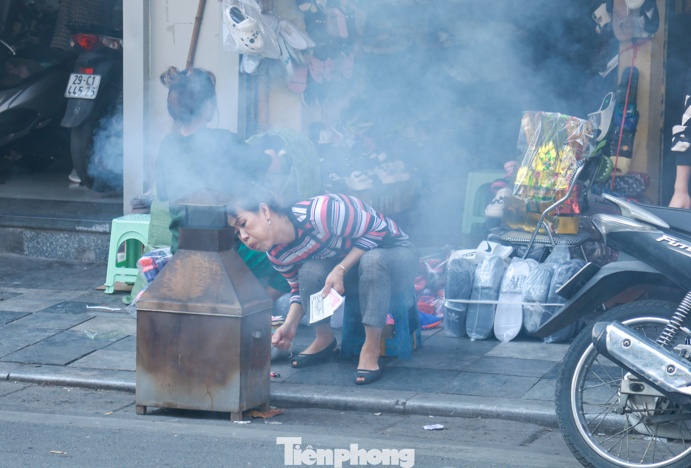 Theo ghi nhận của PV, đa phần người dân đều có ý thức phòng tránh cháy nổ trong lúc hóa vàng. Tuy nhiên, có chỗ khói và bụi từ tiền vàng đang đốt bay tứ tung làm mù mịt cả đoạn phố.