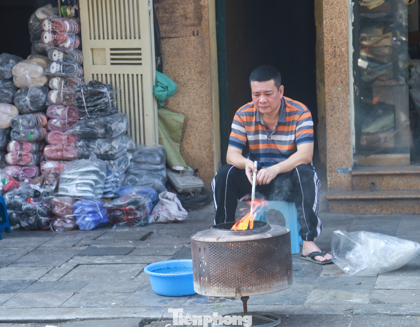 Theo tín ngưỡng cổ truyền, ngày 23 tháng Chạp là ngày Táo Quân lên trời báo cáo Ngọc Hoàng Thượng đế những điều tai nghe mắt thấy ở trần gian, những hành vi, việc làm tốt, xấu của các thành viên trong gia đình trong năm một cách khách quan, trung thực.