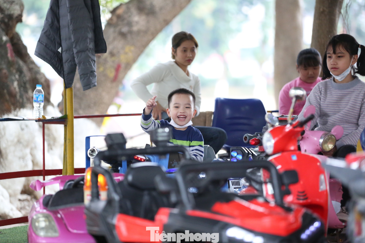 Các em bé thoải mái vui chơi với các trò chơi yêu thích ở công viên Thủ Lệ.
