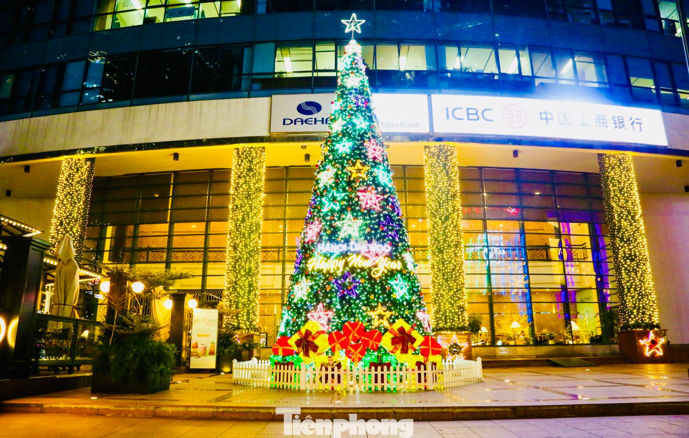Khách sạn Daewoo Hà Nội rực rỡ với cây thông Noel, các chú tuần lộc, hộp quà và đèn nháy lấp lánh thu hút người đi đường.
