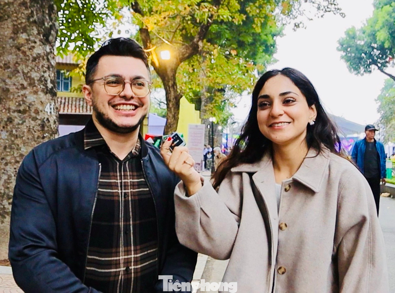 Anh Ali Alizade và bạn Maryam Aliyeva đến từ đất nước Azerbaijan cho biết họ ấn tượng với lễ hội ẩm thực Hà Nội năm nay, "phở cuốn, cơm rang là hai món tôi thực sự yêu thích", anh chia sẻ.