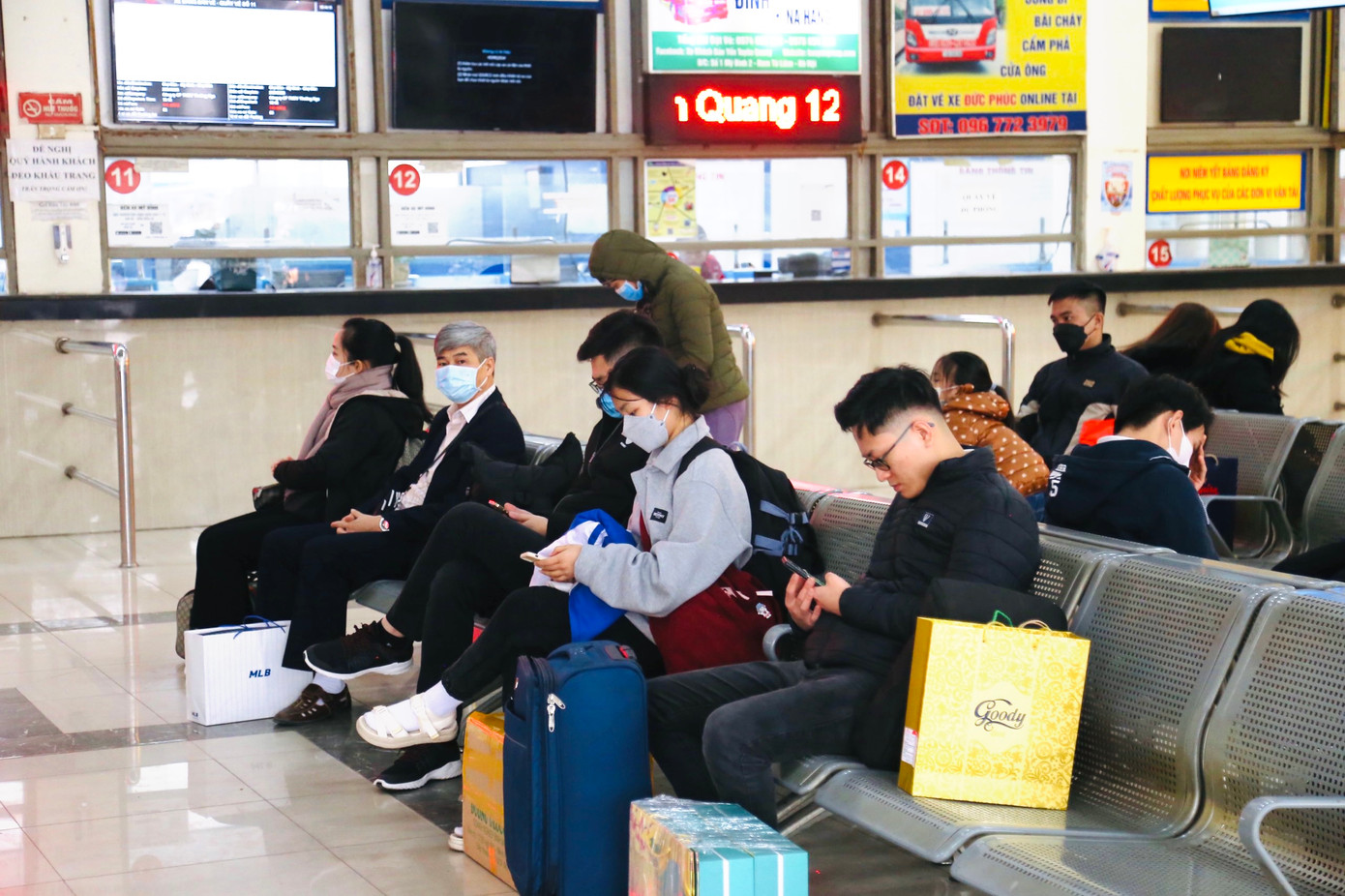 Phía trong khu vực nhà chờ, vẫn còn nhiều hàng ghế trống, trái ngược với cảnh đông đúc chen chúc cao điểm những năm trước.