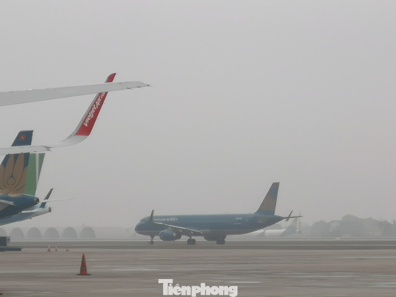 Trên thực tế, việc thời tiết xấu, đặc biệt là xuất hiện sương mù dày đặc khiến cho nhiều chuyến bay không thể hạ cánh xuống sân bay ở Việt Nam đã từng nhiều lần xảy ra trước đây. Trên thực tế, việc thời tiết xấu, đặc biệt là xuất hiện sương mù dày đặc khiến cho nhiều chuyến bay không thể hạ cánh xuống sân bay ở Việt Nam đã từng nhiều lần xảy ra trước đây.