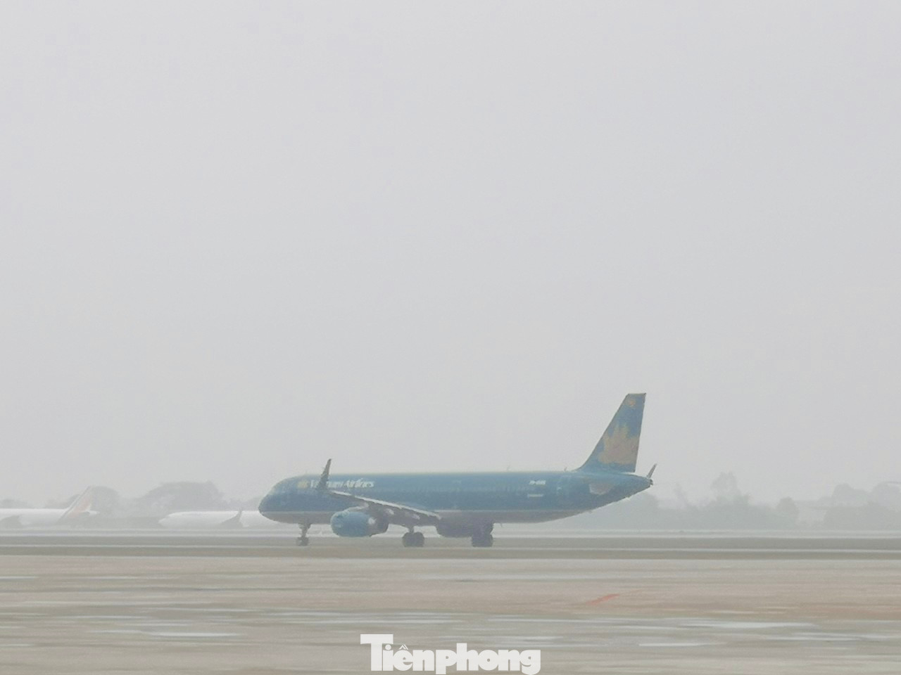 Tại sân bay Vinh trong sáng nay có 1 số chuyến bay không thể hạ cánh do điều kiện thời tiết đã quay trờ về sân bay Nội Bài, các hãng sẽ bố trí vận chuyển hành khách bằng đường bộ nếu có nhu cầu cần di chuyển gấp. Tại sân bay Vinh trong sáng nay có 1 số chuyến bay không thể hạ cánh do điều kiện thời tiết đã quay trờ về sân bay Nội Bài, các hãng sẽ bố trí vận chuyển hành khách bằng đường bộ nếu có nhu cầu cần di chuyển gấp.