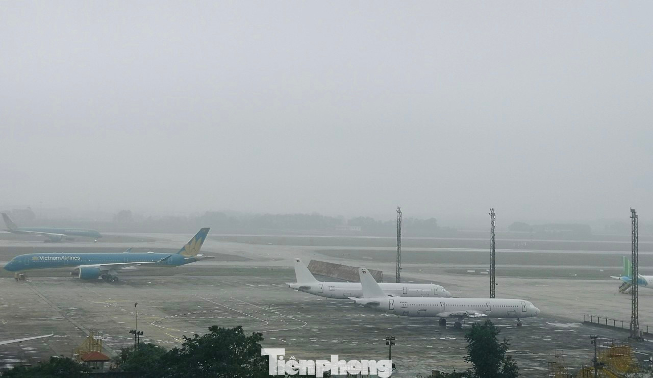 Thời tiết Hà Nội hôm nay nhiều mây, sương mù dày đặc cộng thêm nhiều thời điểm có mưa phùn khiến tầm nhìn bị hạn chế. Điều này khiến không ít hành khách có lịch bay lo ngại không biết các hoạt động vận tải, đặc biệt là hàng không có bị ảnh hưởng? Thời tiết Hà Nội hôm nay nhiều mây, sương mù dày đặc cộng thêm nhiều thời điểm có mưa phùn khiến tầm nhìn bị hạn chế. Điều này khiến không ít hành khách có lịch bay lo ngại không biết các hoạt động vận tải, đặc biệt là hàng không có bị ảnh hưởng?