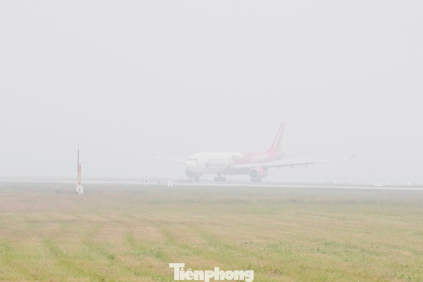 Thời điểm từ sáng đến trưa ngày 6/2, sương mù dày đặc tại sân bay Nội Bài. Thời điểm từ sáng đến trưa ngày 6/2, sương mù dày đặc tại sân bay Nội Bài.