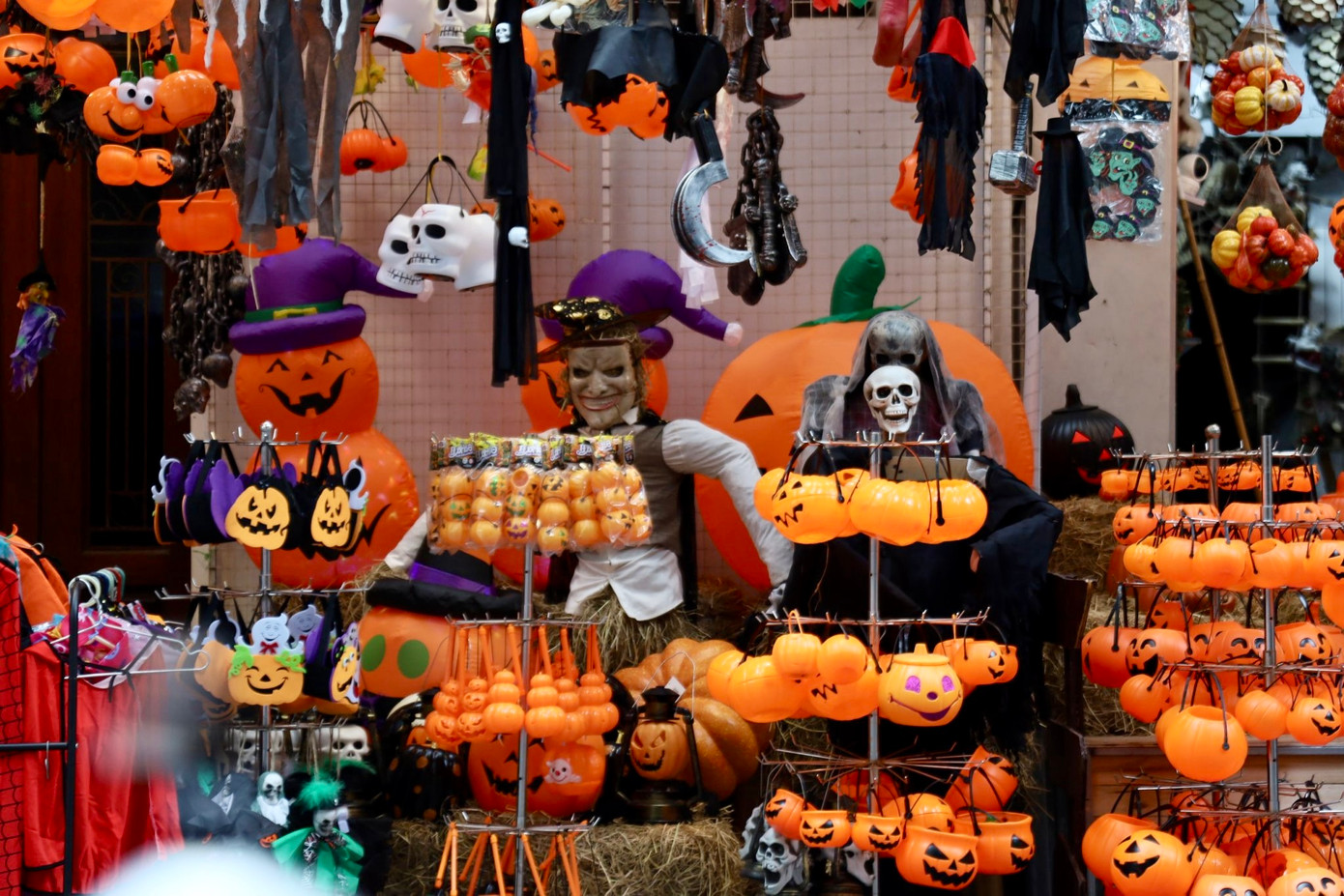 Lễ hội hóa trang Halloween diễn vào đêm cuối cùng của tháng 10 hằng năm. Còn hơn nửa tháng nữa mới đến lễ hội Halloween, nhưng phố Hàng Mã dường như khoác lên mình diện mạo mới với nhiều đồ chơi màu sắc, độc đáo và kinh dị để đón du khách đến trải nghiệm và mua sắm.