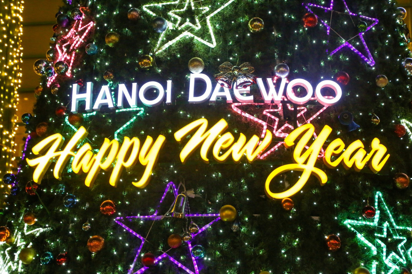 Khách sạn Daewoo Hà Nội rực rỡ với cây thông Noel, các chú tuần lộc, hộp quà và đèn nháy lấp lánh thu hút người đi đường.