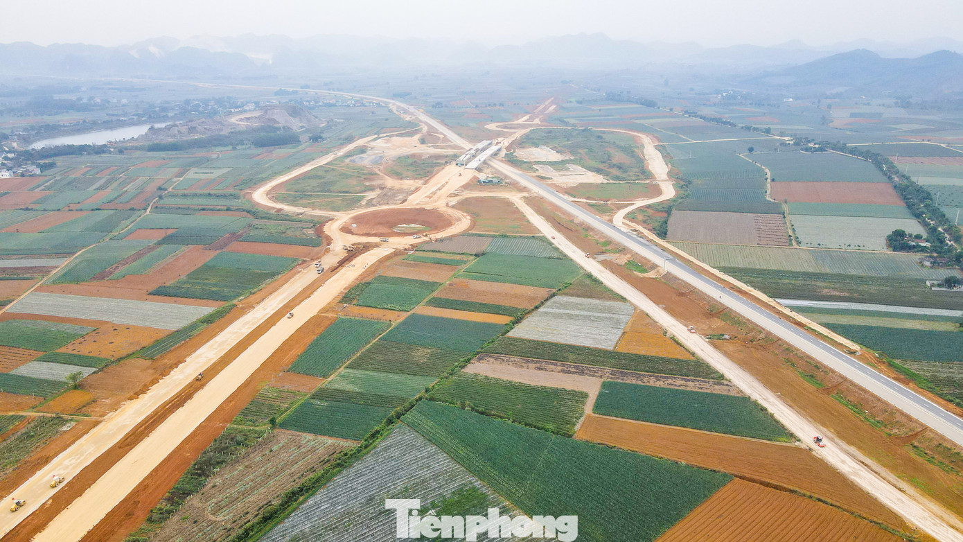 Nhằm bảo đảm hoàn thành dự án và về đích trước kỳ nghỉ lễ 30/4, các nhà thầu hiện nay đang duy trì tiến độ 3 ca, 4 kíp thi công mỗi ngày.