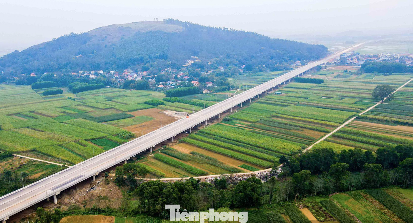 Cầu vượt núi Đọ có tổng chiều dài là 1,6km thuộc gói thầu số 14-XL là cây cầu dài nhất trên tuyến cao tốc Mai Sơn - Quốc lộ 45 đến nay cũng đã hoàn thành 99,99% khối lượng công việc.