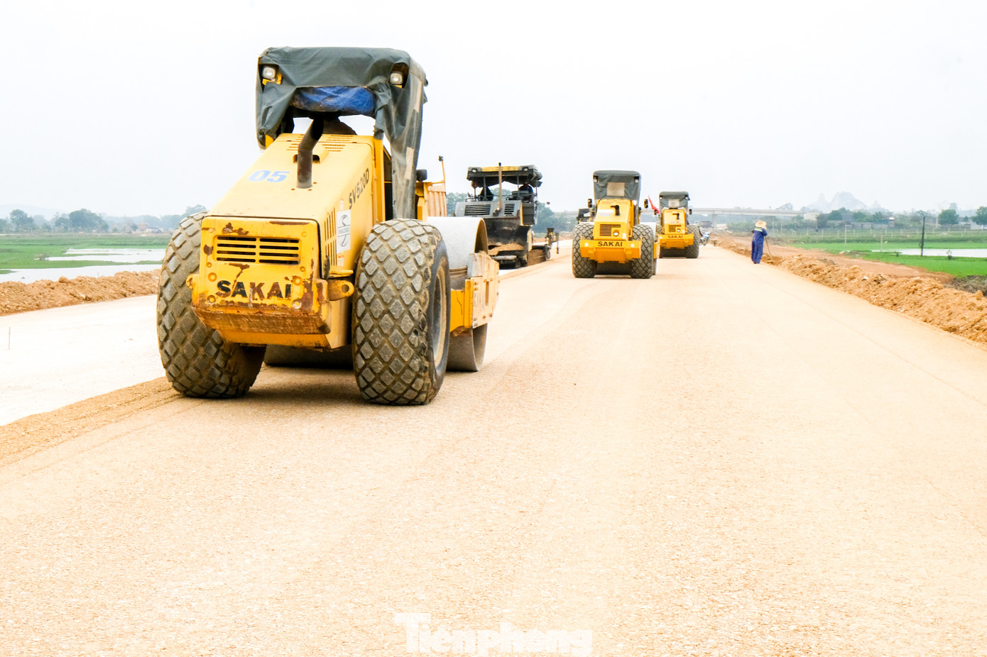 Hiện nay đơn vị thi công cũng đang tập trung nhân lực, máy móc, vật liệu... gấp rút thi công các hạng mục còn lại của dự án.