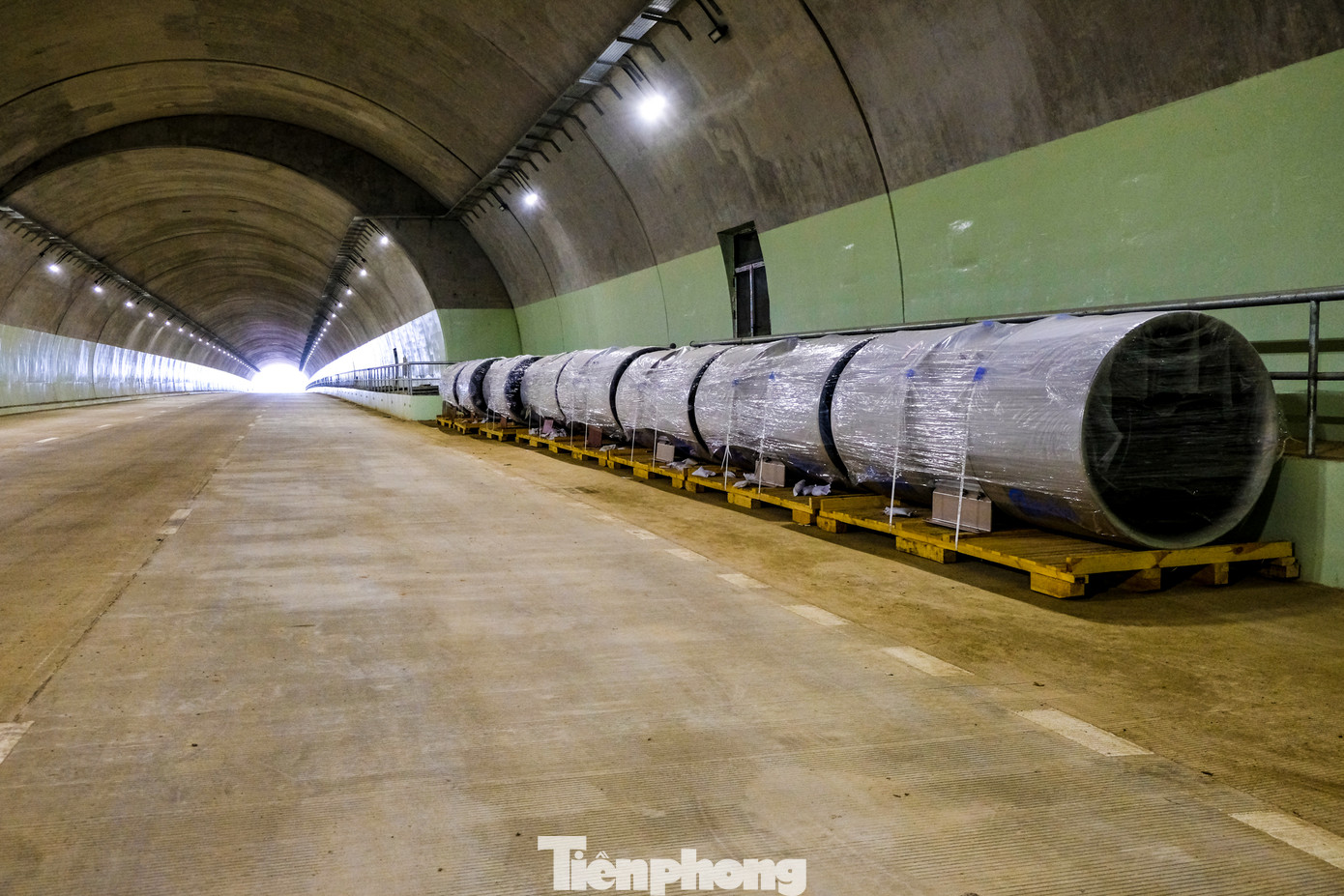 Hiện tại, đơn vị nhà thầu đang chuẩn bị lắp đặt hệ thống quạt thông gió trong hầm Thung Thi.