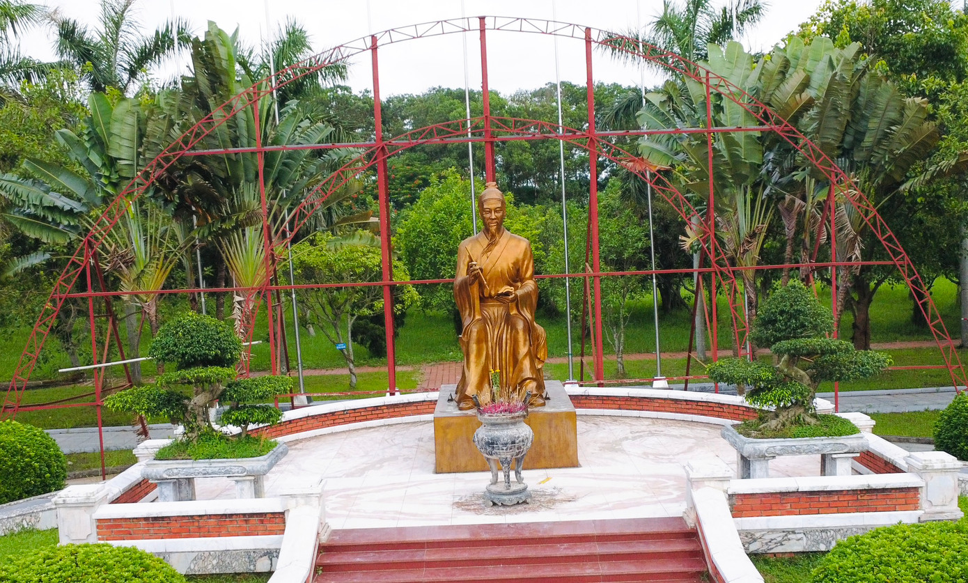 Điểm nhấn trong khu di tích là những bức tượng được tạc bằng đá với kích cỡ hệt như người thật, được sắp xếp một cách có chủ ý nhằm mô tả lại các khung cảnh đời thường trong cuộc sống của Trạng trình Nguyễn Bỉnh Khiêm, như: Cảnh dân làng mừng rỡ chào đón Trạng trình từ quan trở về làng hay khi cụ ngồi giảng văn thơ cho các học trò. (Ảnh: Trọng Tài) Điểm nhấn trong khu di tích là những bức tượng được tạc bằng đá với kích cỡ hệt như người thật, được sắp xếp một cách có chủ ý nhằm mô tả lại các khung cảnh đời thường trong cuộc sống của Trạng trình Nguyễn Bỉnh Khiêm, như: Cảnh dân làng mừng rỡ chào đón Trạng trình từ quan trở về làng hay khi cụ ngồi giảng văn thơ cho các học trò. (Ảnh: Trọng Tài)