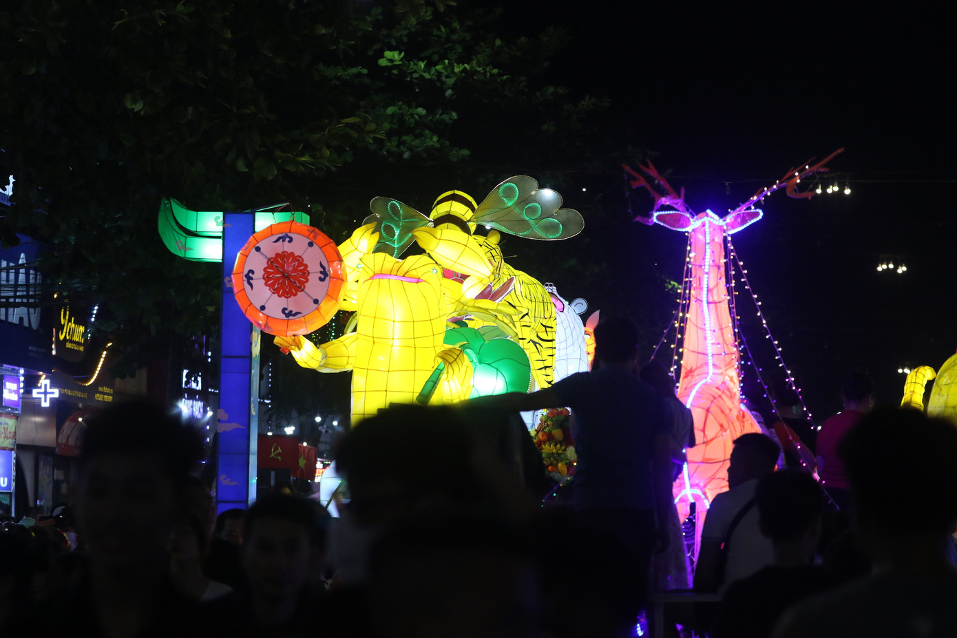 Chi phí làm mỗi chiếc đèn trung thu cỡ lớn vào khoảng 80-150 triệu đồng do người dân các tổ dân phố đóng góp trên tinh thần tự nguyện. Mô hình đèn khá to lớn với chiều cao lên tới hơn 3m, dài hơn 12m cùng hệ thống ánh sáng cầu kỳ đảm bảo khi về đêm lung linh, rực rỡ. Chi phí làm mỗi chiếc đèn trung thu cỡ lớn vào khoảng 80-150 triệu đồng do người dân các tổ dân phố đóng góp trên tinh thần tự nguyện. Mô hình đèn khá to lớn với chiều cao lên tới hơn 3m, dài hơn 12m cùng hệ thống ánh sáng cầu kỳ đảm bảo khi về đêm lung linh, rực rỡ.