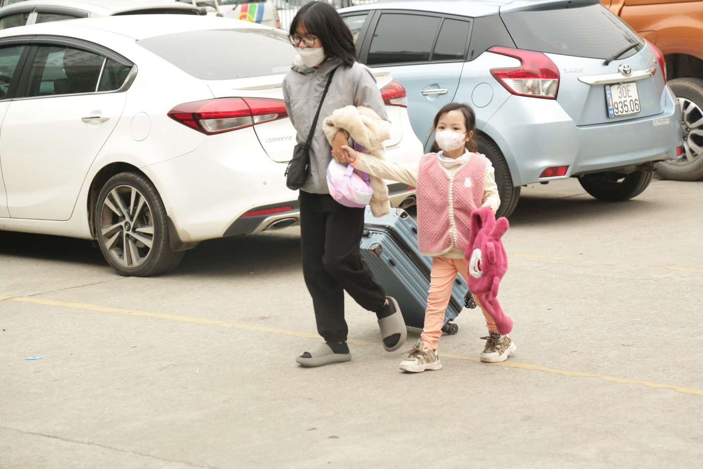 Dịp này nhiều gia đình đã đến các bến xe sớm, để về nhà sớm tránh tắc đường.