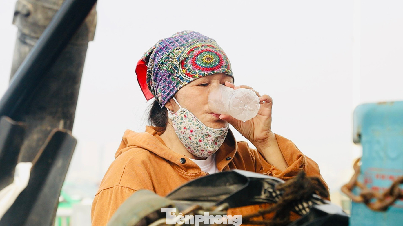 Bất chấp thời tiết nắng nóng lên đến đỉnh điểm những ngày qua, các công nhân vẫn nỗ lực vượt khó, gấp rút, miệt mài thi công cầu Vĩnh Tuy 2 để hoàn thành kịp tiến độ của dự án.