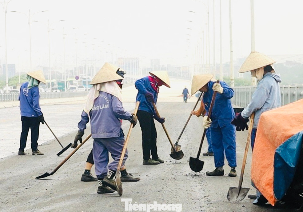 Hiện tại trên công trường của dự án cầu Vĩnh Tuy giai đoạn 2, mỗi ngày có hàng trăm công nhân liên danh nhà thầu cùng nhiều máy móc, thiết bị đang tất bật thi công trên công trường để đảm bảo thời gian hoàn thành dự án theo đúng tiến độ đã đề ra.