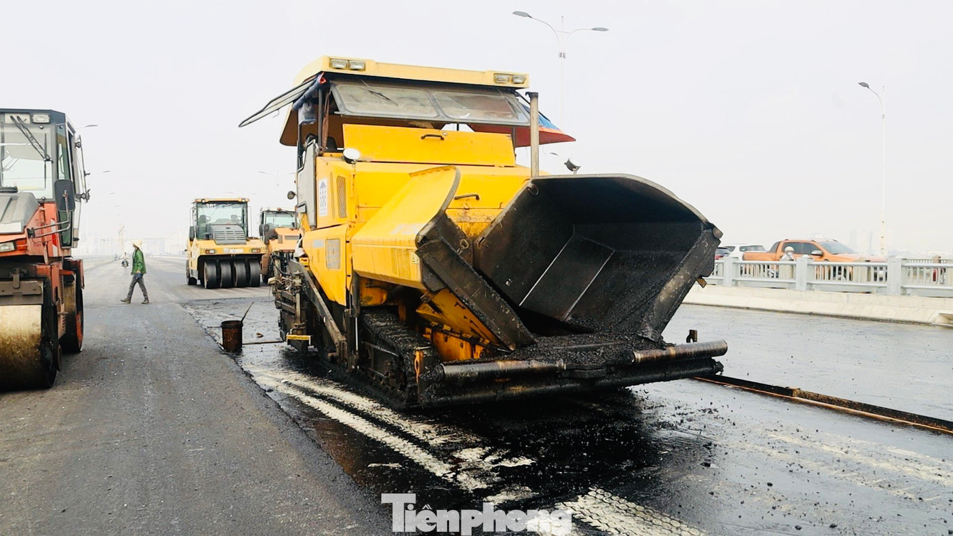 Cũng theo ông Lịch, những ngày qua nắng nóng gay gắt có những ngày vượt 40 độ C, với hạng mục thi đổ bê tông nhựa, công nhân sẽ bắt đầu làm từ 5h sáng, buổi trưa sẽ nghỉ nhiều hơn so với mọi khi và buổi chiều sẽ kết thúc muộn vào khoảng 18h30.