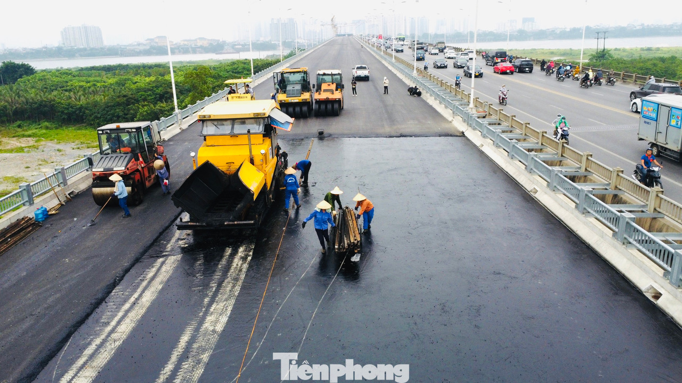 Trao đổi với PV báo Tiền Phong, ông Phạm Sỹ Lịch Chỉ huy trưởng công trường Gói thầu số 2, Dự án cầu Vĩnh Tuy giai đoạn 2 cho biết: "Dự án đã hợp long được 5/8 mối (mang ký hiệu là KN1, KN2, KN3, KN7 và KN8), dự kiến hoàn thành thảm nhựa hết gói thầu số 2 trong tuần này".