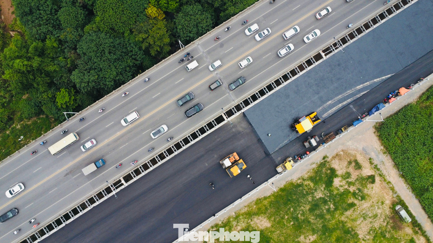 Cầu Vĩnh Tuy giai đoạn 2 có tổng chiều dài và đường dẫn hơn 3,4 km, mặt cắt ngang cầu là 19,25 m (4 làn xe), chiều cao tĩnh không là 11 m.công nhân vẫn nỗ lực vượt khó, gấp rút, miệt mài thi công cầu Vĩnh Tuy 2 để hoàn thành kịp tiến độ của dự án.