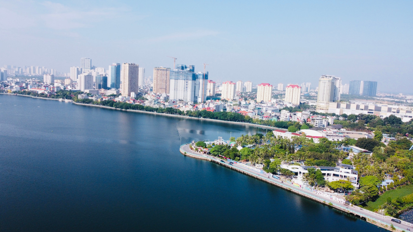 Hồ Tây từ lâu đã trở thành 1 biểu tượng của Thủ đô mang trong mình vẻ đẹp nên thơ, lãng mạn. Đây một trong những hồ nước tự nhiên lớn nhất của Hà Nội, với đường vòng quanh hồ dài khoảng gần 20km.