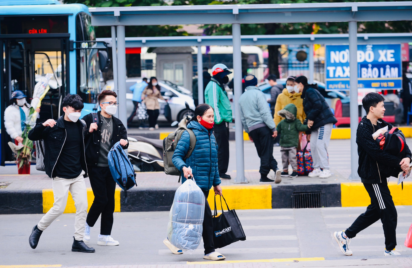 Những hành khách cuối cùng chuẩn bị lên xe rời bến về quê đón Tết.