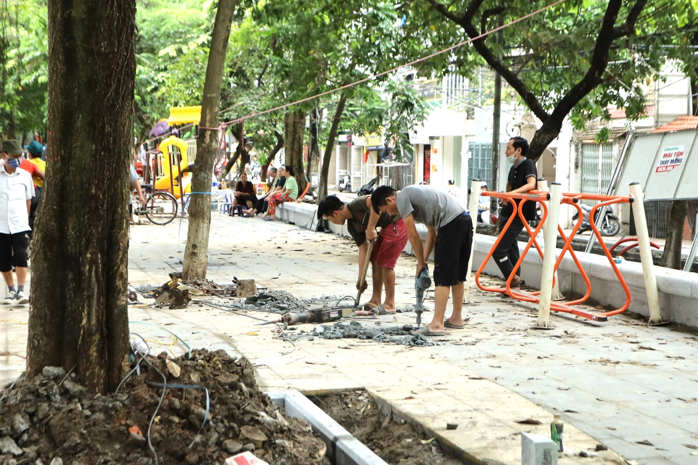 Theo ghi nhận của PV báo Tiền Phong, hiện tại các công đoạn cải tạo sửa chữa vẫn đang được tiến hành khẩn trương, các đơn vị thi công bố trí thêm hệ thống thảm cây, cây bụi trang trí xen kẽ hệ thống ghế ngồi, đường dạo ven hồ; thay thế hệ thống bóng đèn led chiếu sáng; cải tạo bậc lên xuống, bổ sung hệ thống lan can xung quanh hồ và đặt thêm thùng rác, thiết bị thể dục thể thao ngoài trời…