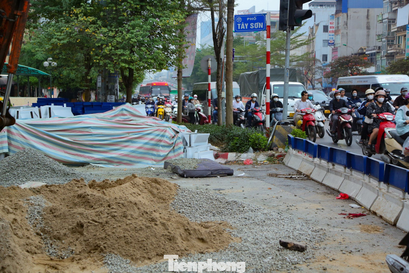 Đồng thời, di chuyển các cây xanh trên đảo dẫn hướng trong khu vực nút giao và một phần đảo cây xanh tại hướng rẽ Nguyễn Trãi ra đường Trường Chinh, đường Trường Chinh ra phía Tây Sơn.