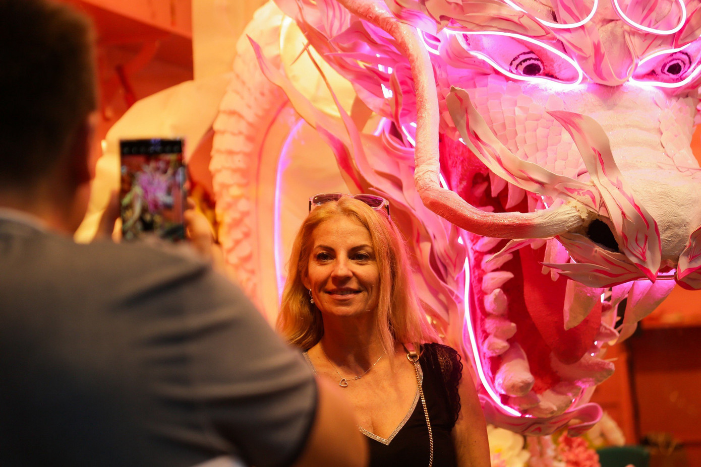 Nhiều du khách nước ngoài cũng bị thu hút bởi không khí Tết ngập tràn sắc đỏ ở khu phố này.