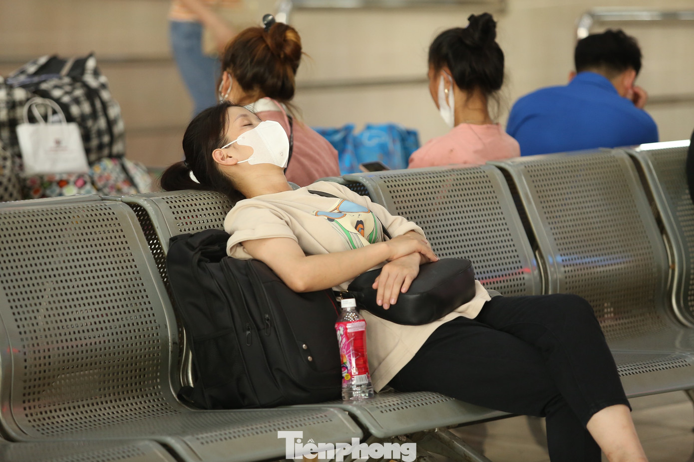 Trong khi chờ đợi đến giờ lên xe, nhiều người mệt mỏi tranh thủ chợp mắt, ngủ vùi ngay trên ghế trong nhà chờ.