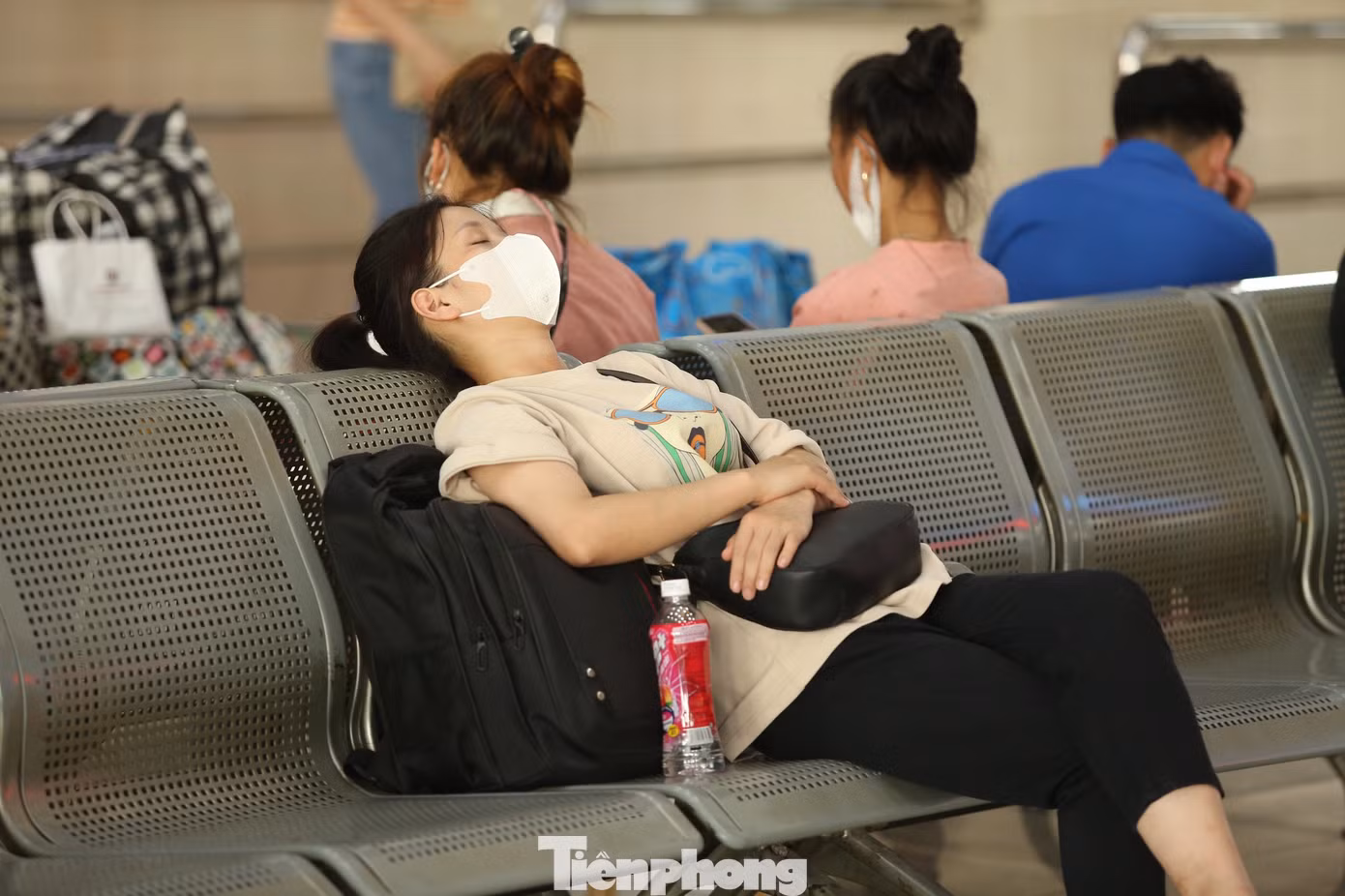 Trong khi chờ đợi đến giờ lên xe, nhiều người mệt mỏi tranh thủ chợp mắt, ngủ vùi ngay trên ghế trong nhà chờ. Trong khi chờ đợi đến giờ lên xe, nhiều người mệt mỏi tranh thủ chợp mắt, ngủ vùi ngay trên ghế trong nhà chờ.