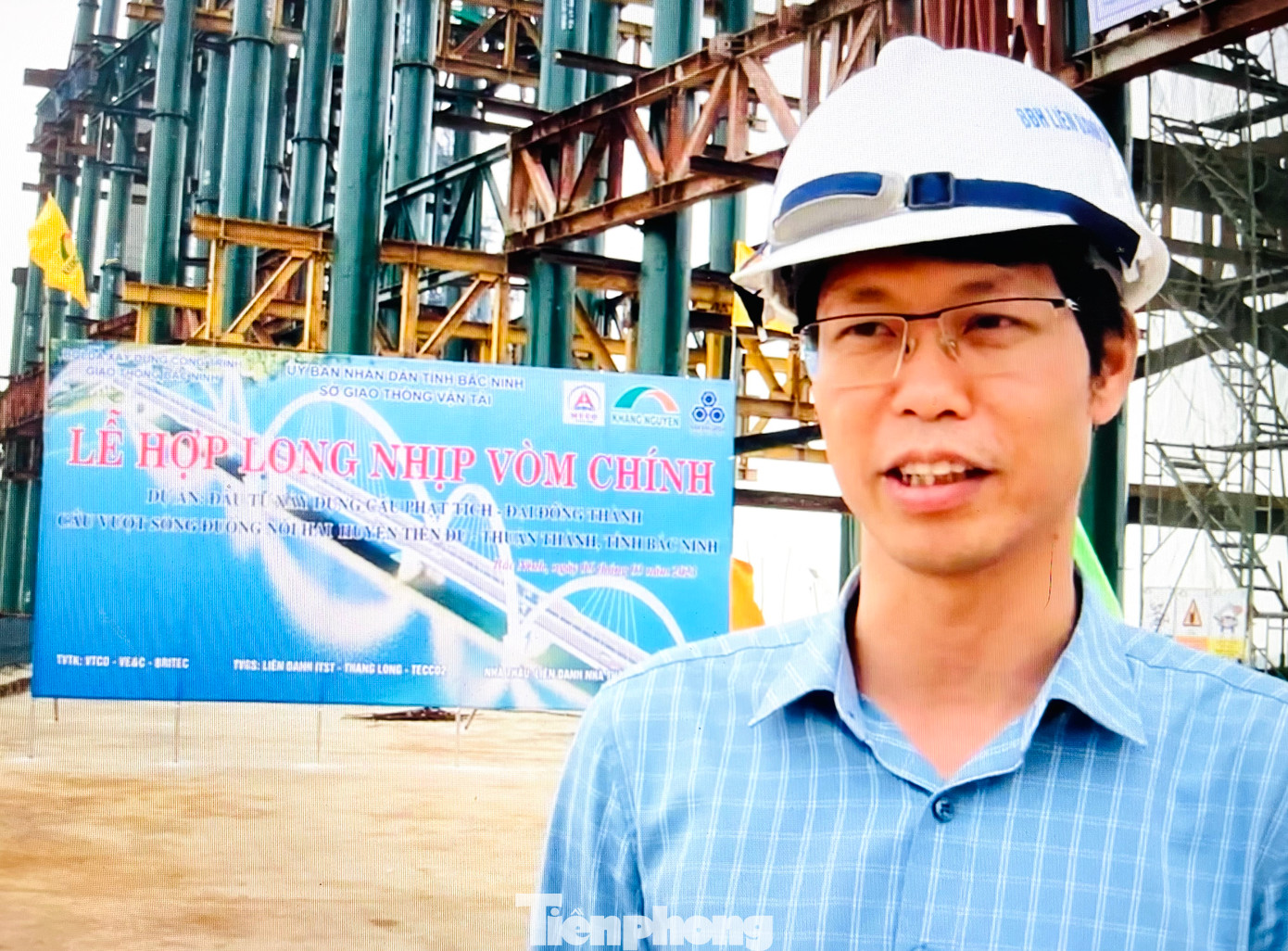 Ông Nguyễn Văn Tuấn, Giám đốc điều hành dự án cầu Phật Tích cho biết: "Hạng mục kết cấu cầu dẫn và cầu chính đã hoàn thành 100% khối lượng công việc, đơn vị nhà thầu đang tập trung thi công nhịp vòm thép cuối cùng, dự kiến thông xe vào cuối tháng 6/2023".