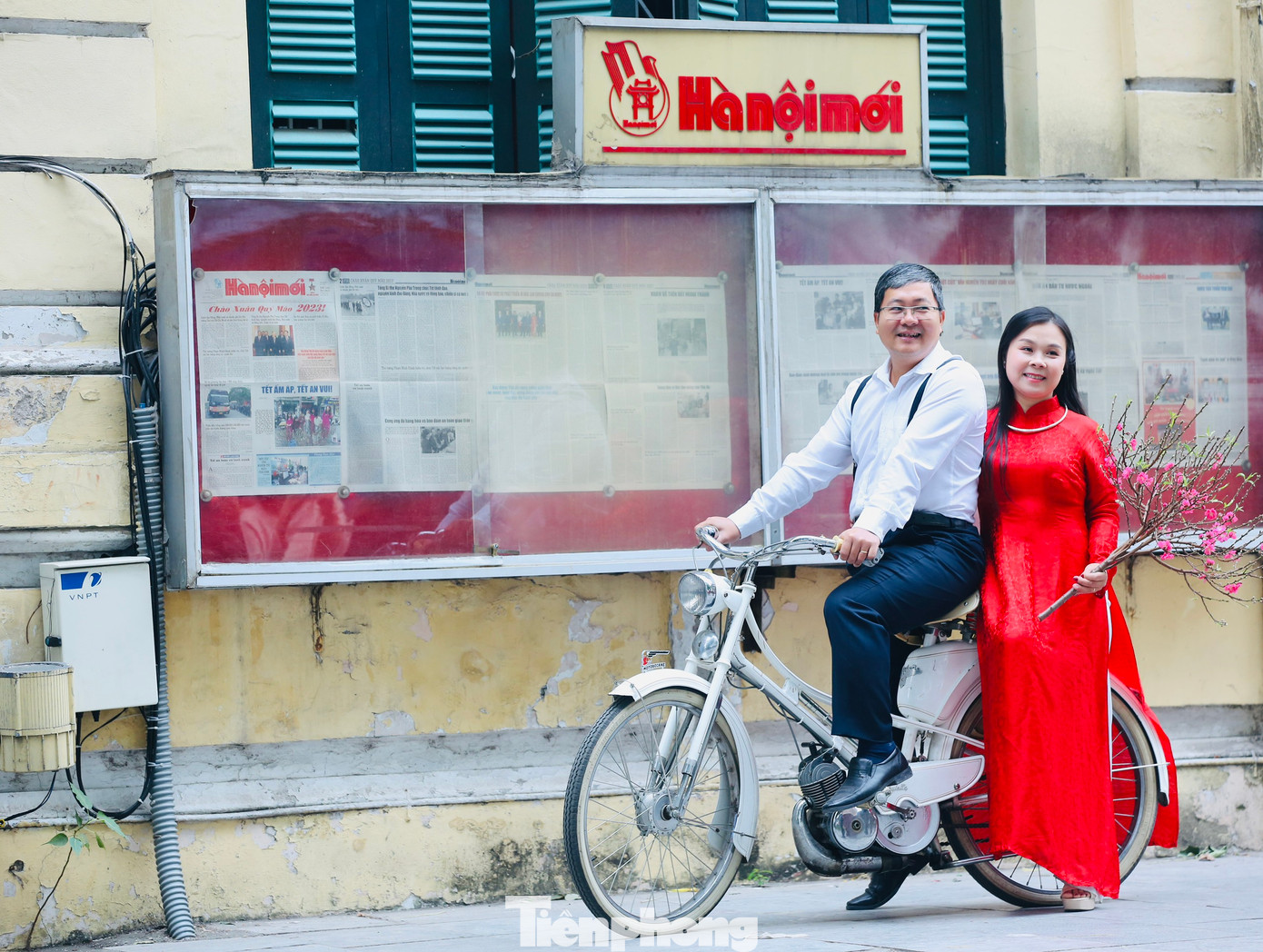 "Sau 1 năm bộn bề công việc, chúng tôi lựa chọn đường phố yên bình để lưu giữ những khoảnh khắc đẹp trong dịp kỷ niệm ngày cưới", anh Hùng chia sẻ.