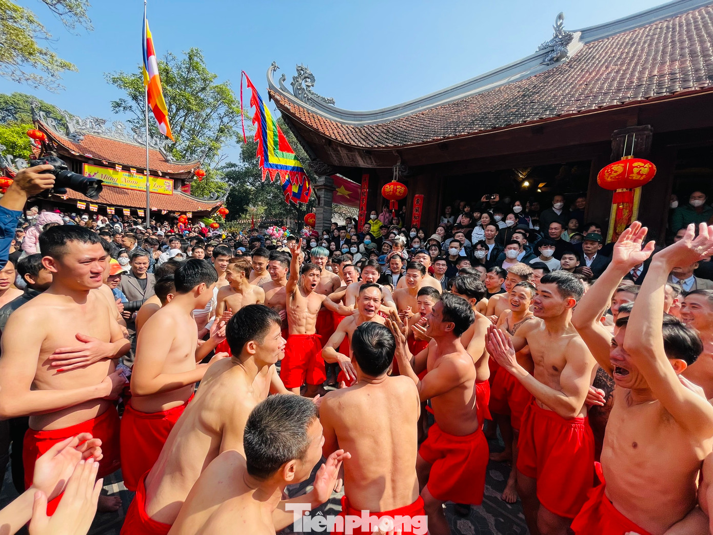 Sau khi rước 2 quả pháo dài 6 m quanh làng, 4 ông quan đám diễn trò, múa tại sân đình. Họ được các thanh niên cởi trần, mặc quần đùi đỏ chuẩn bị tung hô và giữ chắc ở trên cao.