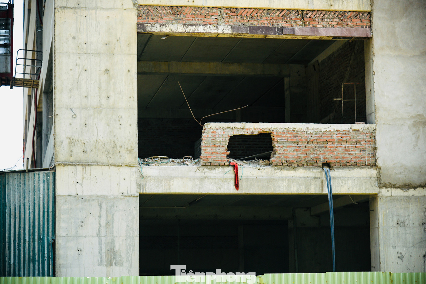 Xong đến nay, chủ đầu tư đã nhiều lần lùi tiến độ bàn giao khiến khách hàng hoang mang. Hiện tại công trình vẫn còn khá ngổn ngang.