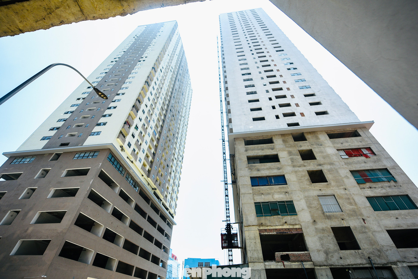 Trong khi đó tòa nhà A2 &amp; A3 thuộc dự án THT New City (sau khi đổi tên), mới chỉ xong phần thô, không thể bàn giao cho khách hàng đúng cam kết vào quý III/2022.