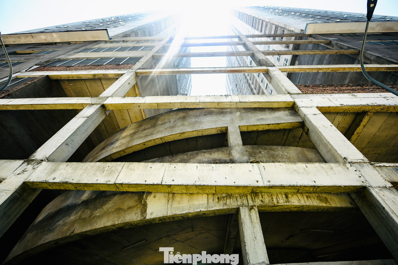 Theo như cam kết của chủ đầu tư, khách hàng sẽ được bàn giao nhà từ năm 2017, tuy nhiên cho đến hiện tại thì chỉ có 2 toà A1.1 và A1.2 là được bàn giao, còn 2 tòa nhà bên cạnh vẫn còn dang dở, chưa có mốc thời gian hoàn thiện.