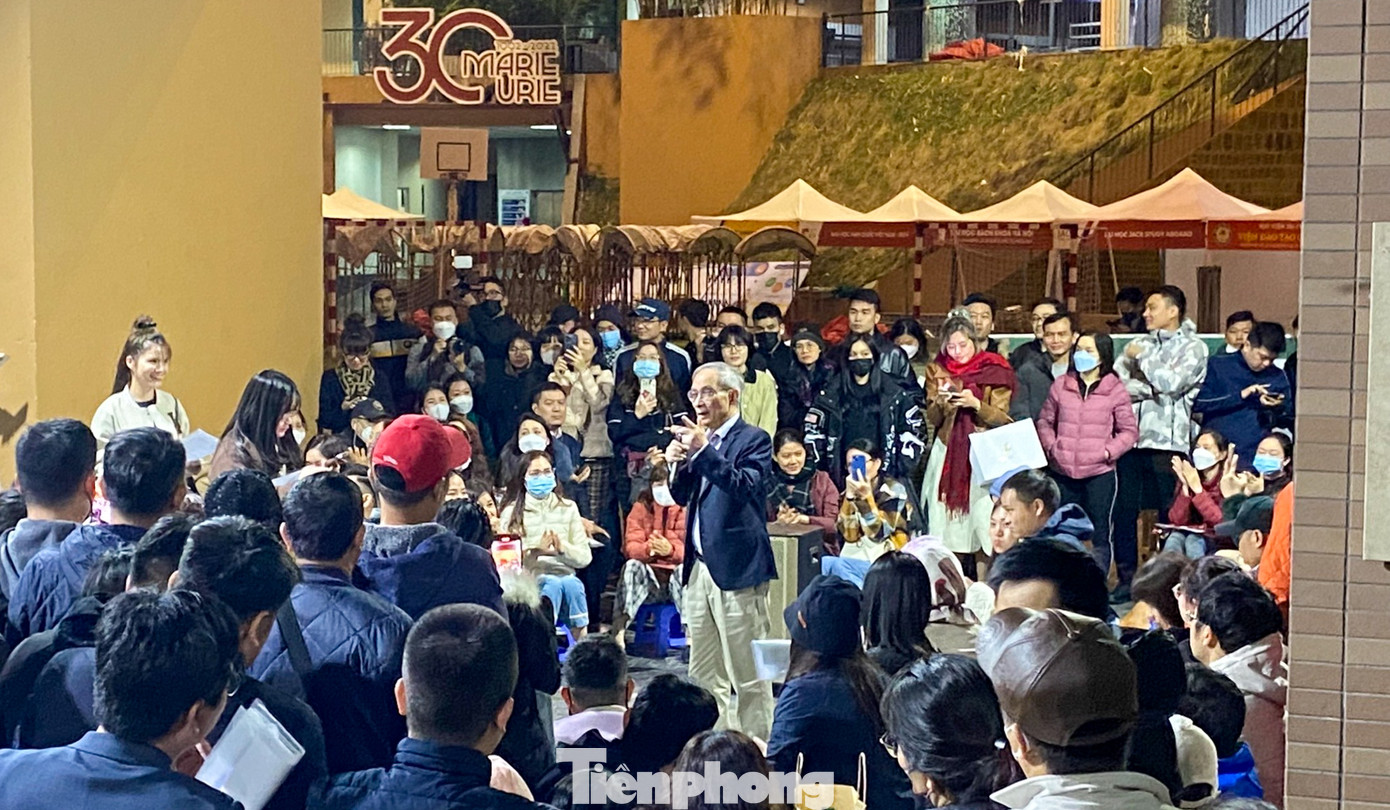 Thầy Nguyễn Xuân Khang, hiệu trưởng nhà trường cho biết: "Có nhiều phụ huynh đến từ 5h chiều. Theo lịch giờ làm việc của trường là vào 8h sáng 25/2. Nhưng do số lượng phụ huynh đến xếp hàng quá đông, chúng tôi quyết định đến 0h ngày 25/2 sẽ phát hành hồ sơ ở cả hai cơ sở...