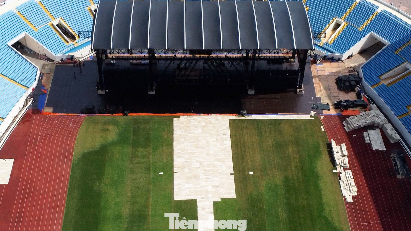 Hiện tại khu vực sân Mỹ Đình bắt đầu lắp đặt các hạng mục như lắp đặt các khung thép, sân khấu, thảm sàn... trong và ngoài sân vận động Mỹ Đình để chuẩn bị cho show biểu diễn tới đây.